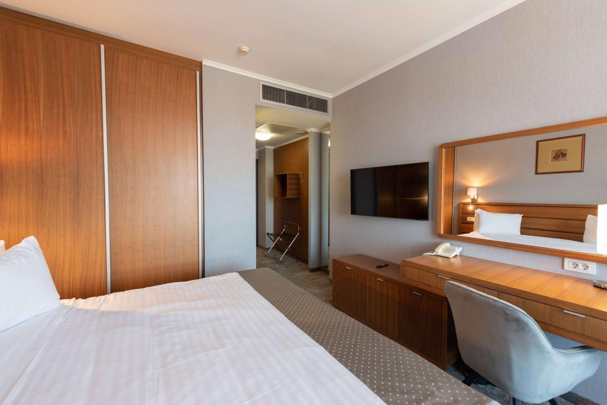 Wyndham Cluj Hotel Exterior photo